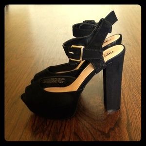 Black pumps